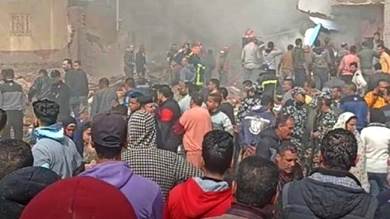 انهيار منزل في مصر وسيارات الطوارئ والإسعاف تهرع للمكان
